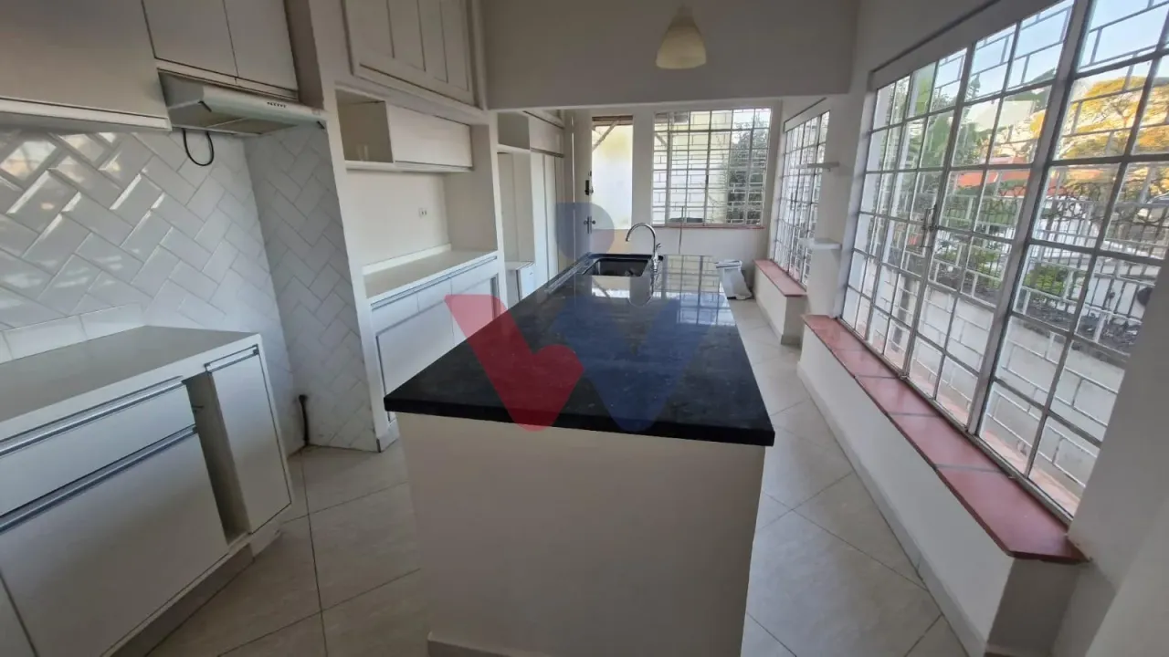 Casa com 2 quartos e 2 banheiros, com 5 vagas