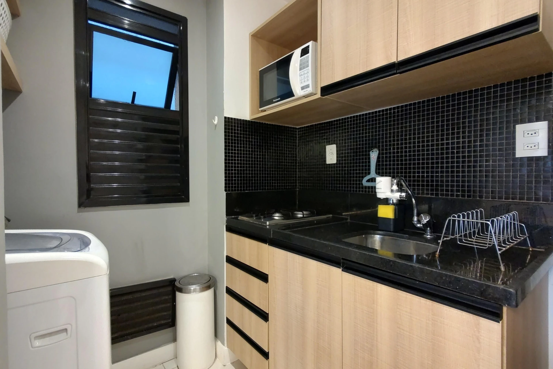 Furnished 1-bedroom apartment with an open-plan kitchen — photo 23