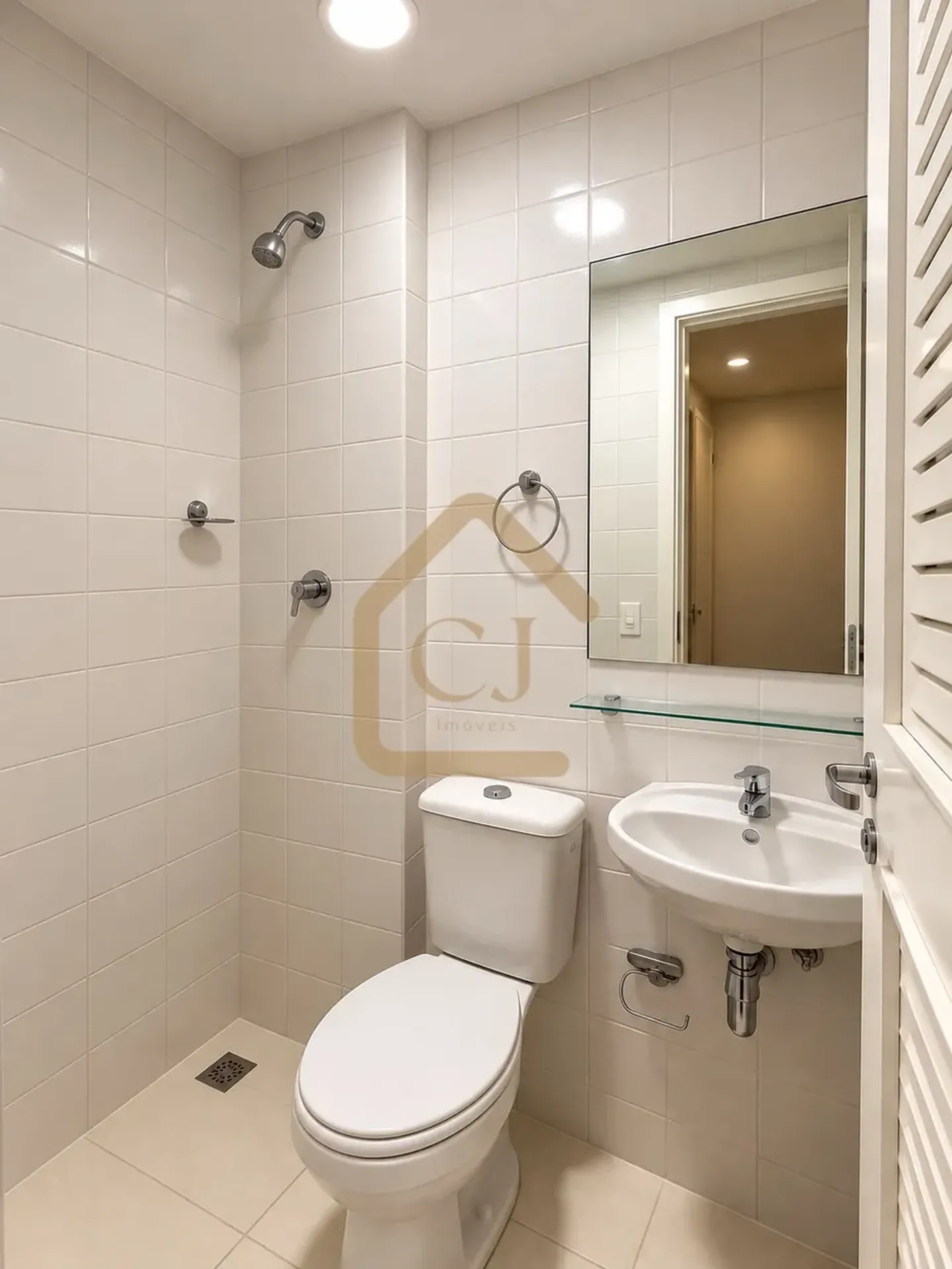 4-bedroom apartment in a building with a heated pool — photo 25
