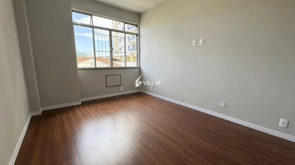 Wood or laminate floors in a 3-bedroom apartment, 80 m² — photo 4