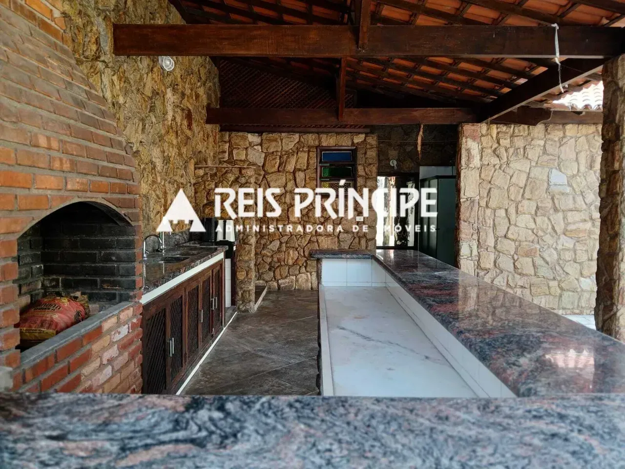 Unfurnished house with 4 bedrooms and 5 bathrooms — photo 30