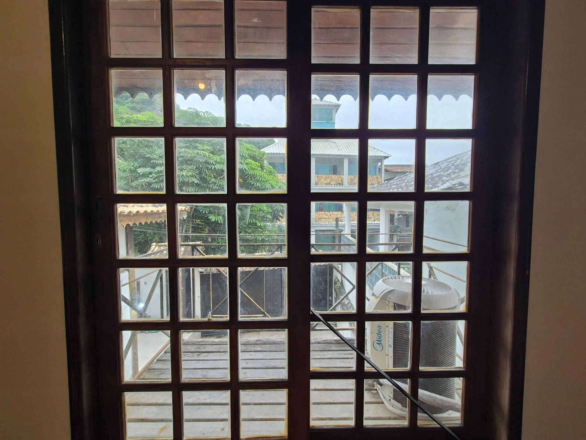 Balcony with a grill in a 3-bedroom house, 150 m² — photo 30