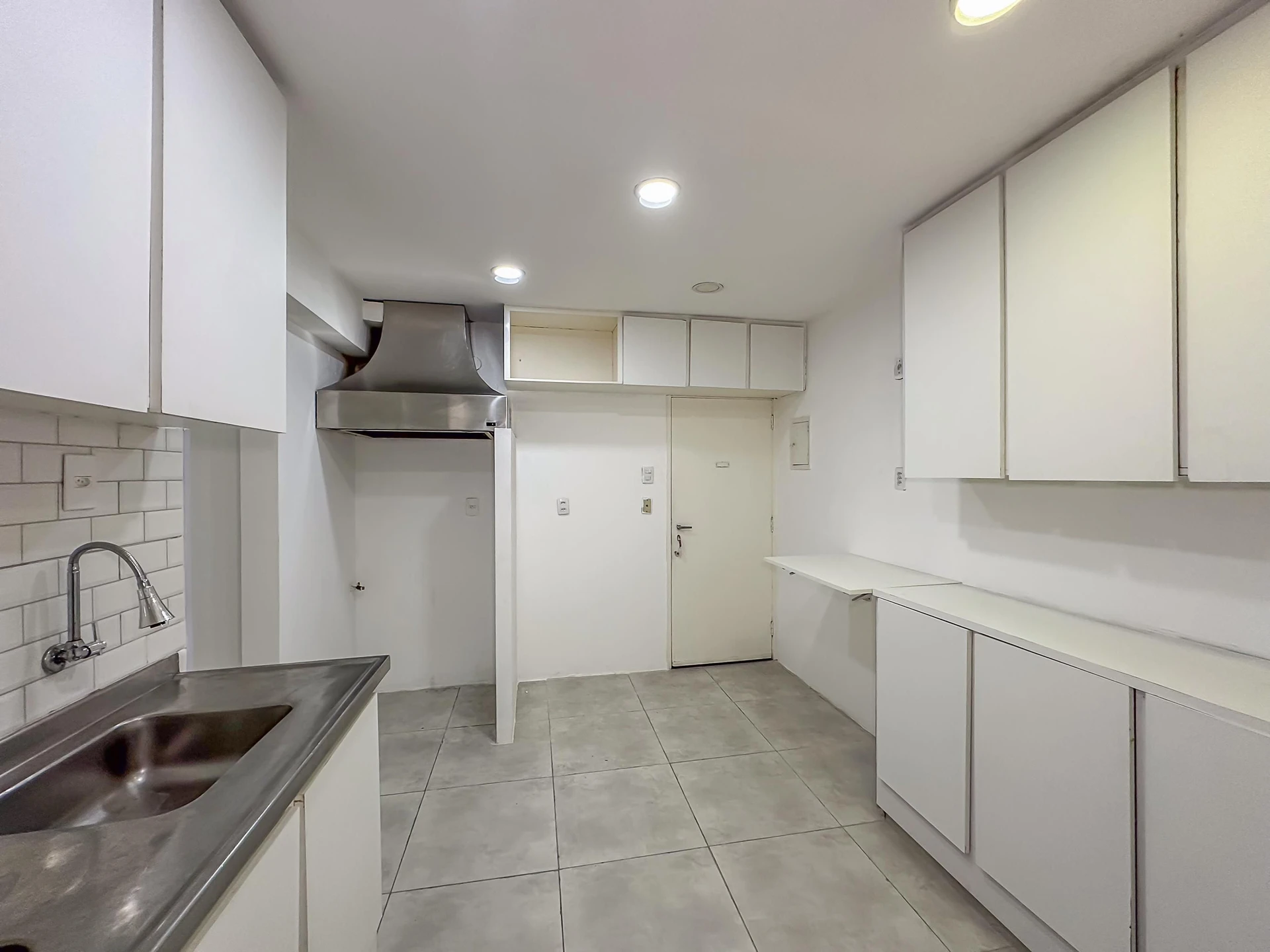 Apartment with 3 bedrooms, 1 en-suite and separate kitchen — photo 40