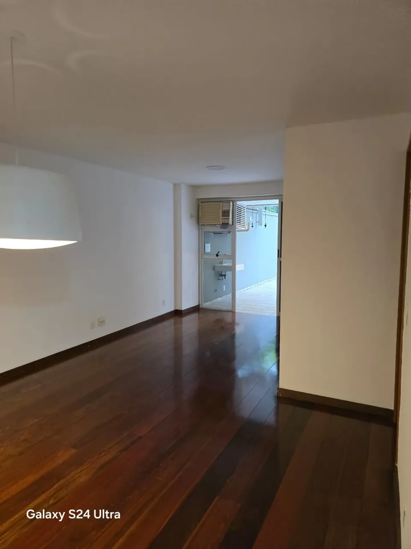 101 m² apartment with a bathtub and a glass-enclosed balcony