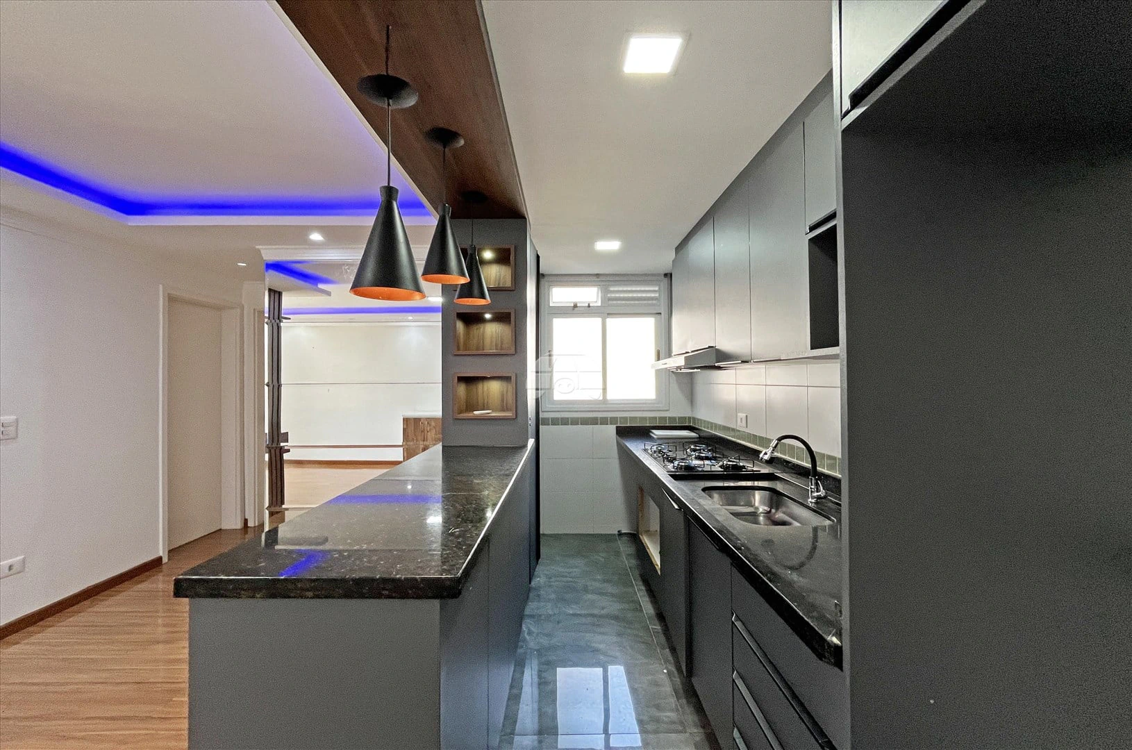 Balcony with a grill in a 2-bedroom apartment, 47 m² — photo 2