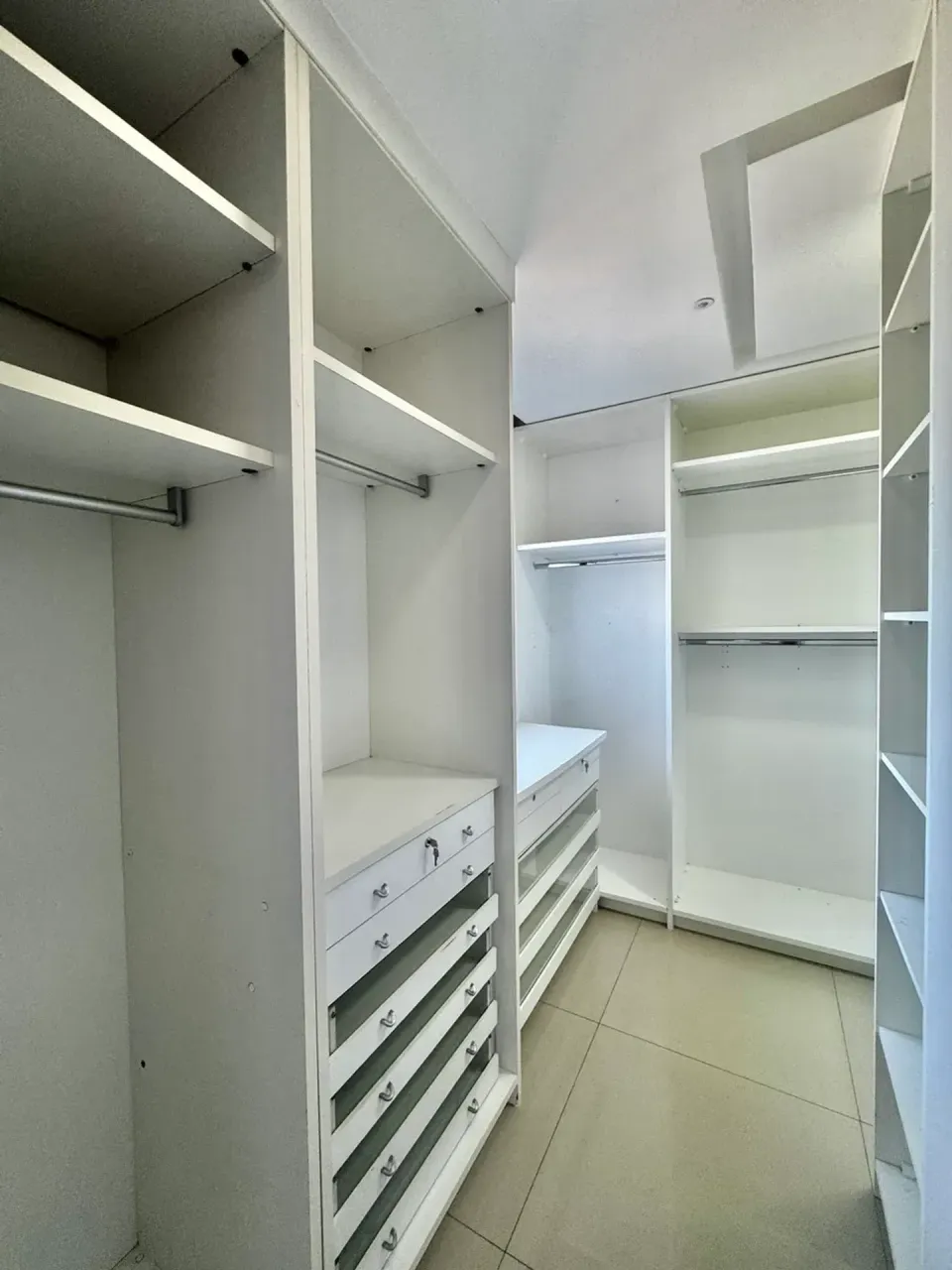 Unfurnished apartment with 3 bedrooms and open kitchen — photo 3