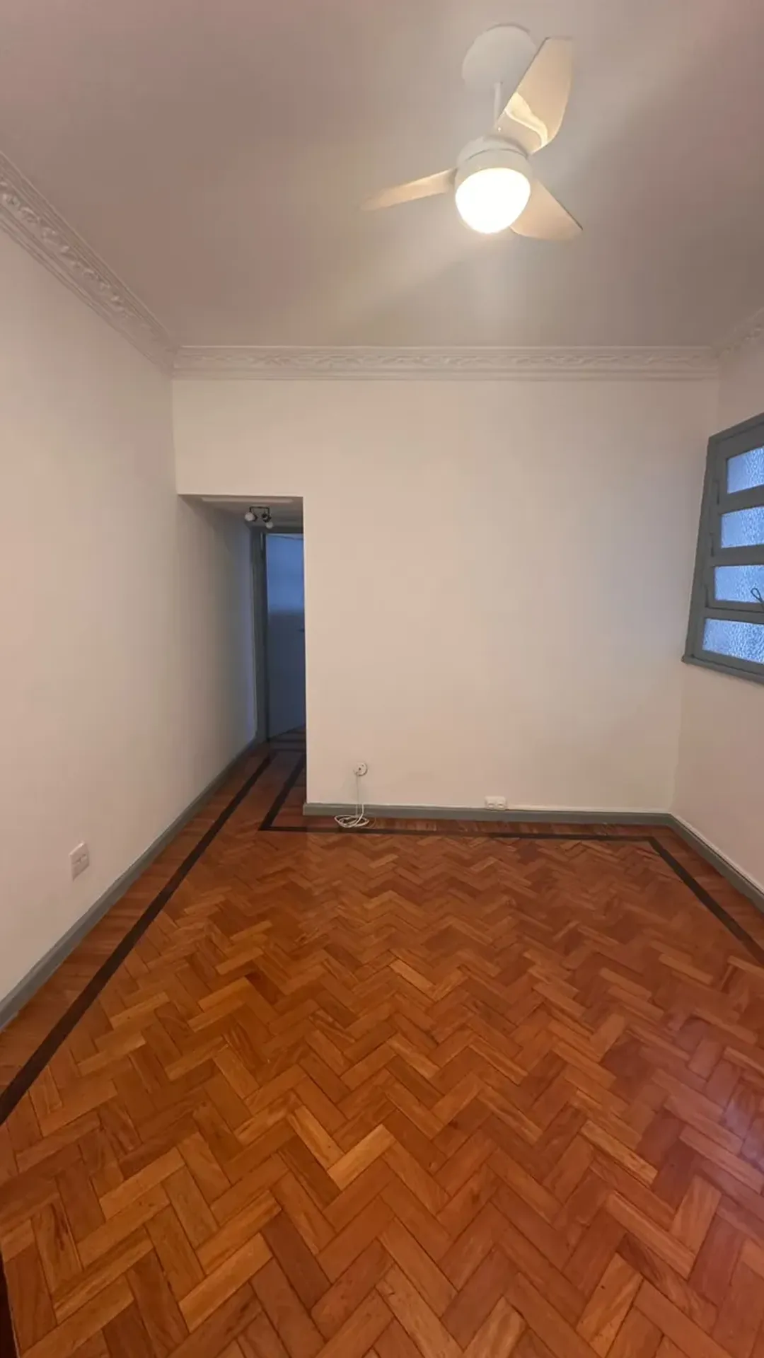 Apartment on the 5th floor with wood or laminate floors