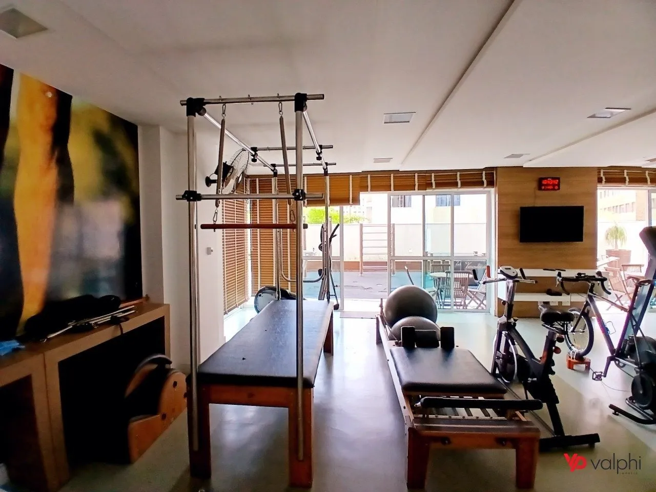 Furnished 2-bedroom apartment with enclosed balcony — photo 54