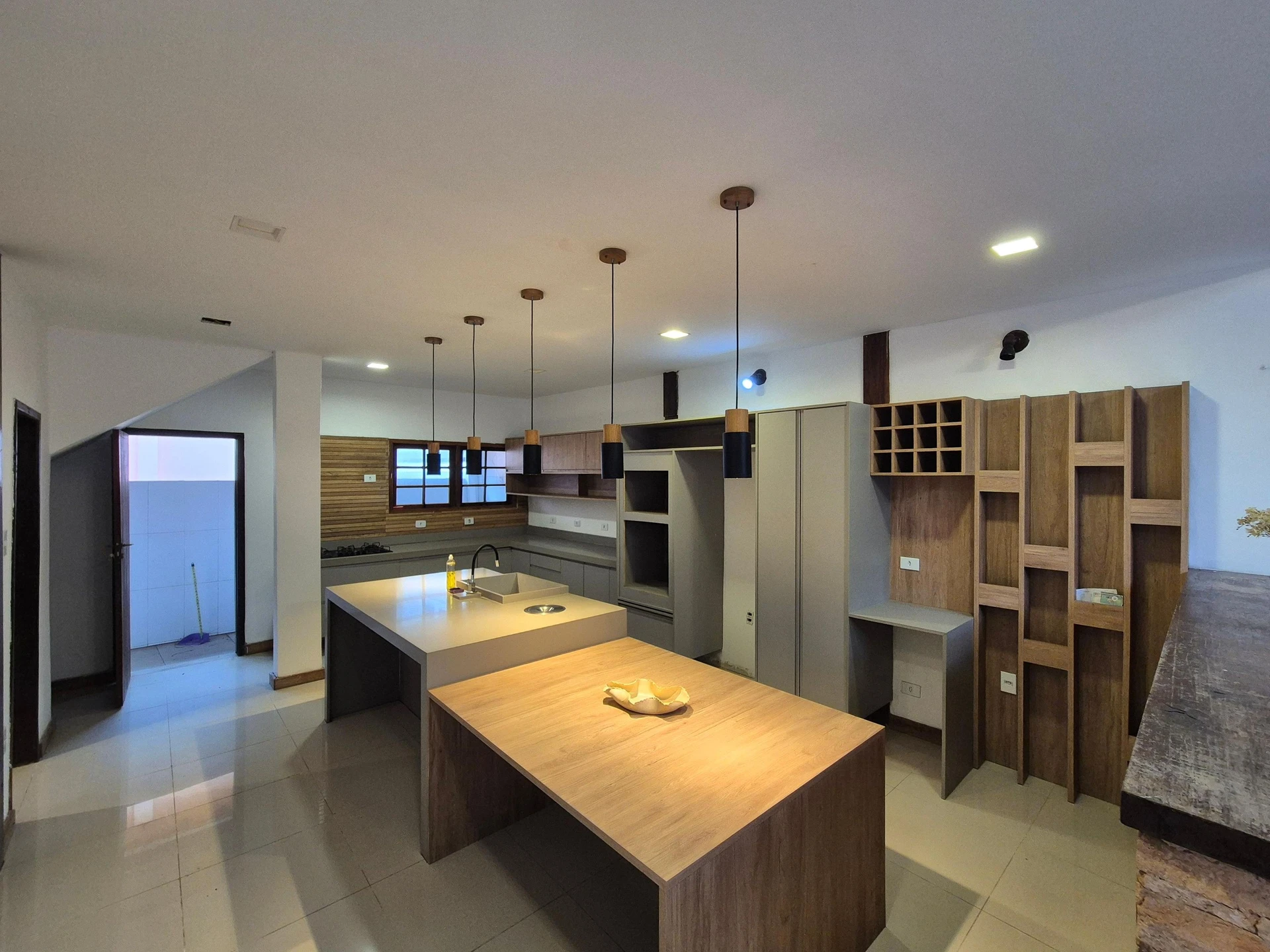 Balcony with a grill in a 3-bedroom house, 150 m²