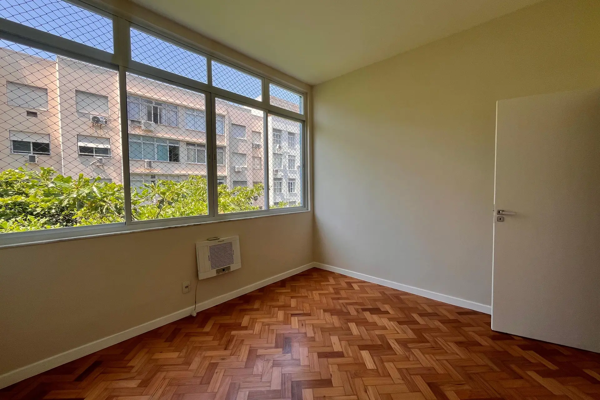 2-bedroom apartment with floor-to-ceiling windows — photo 8