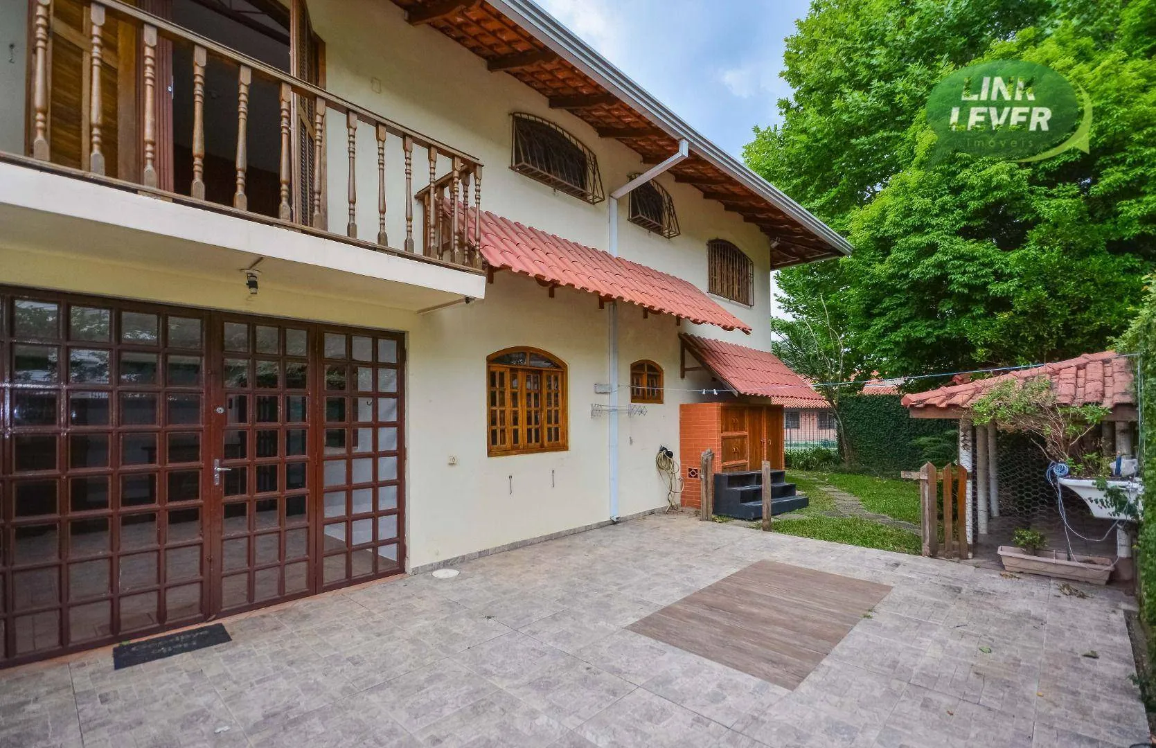 164 m² house with a fireplace and a grill on the balcony — photo 40