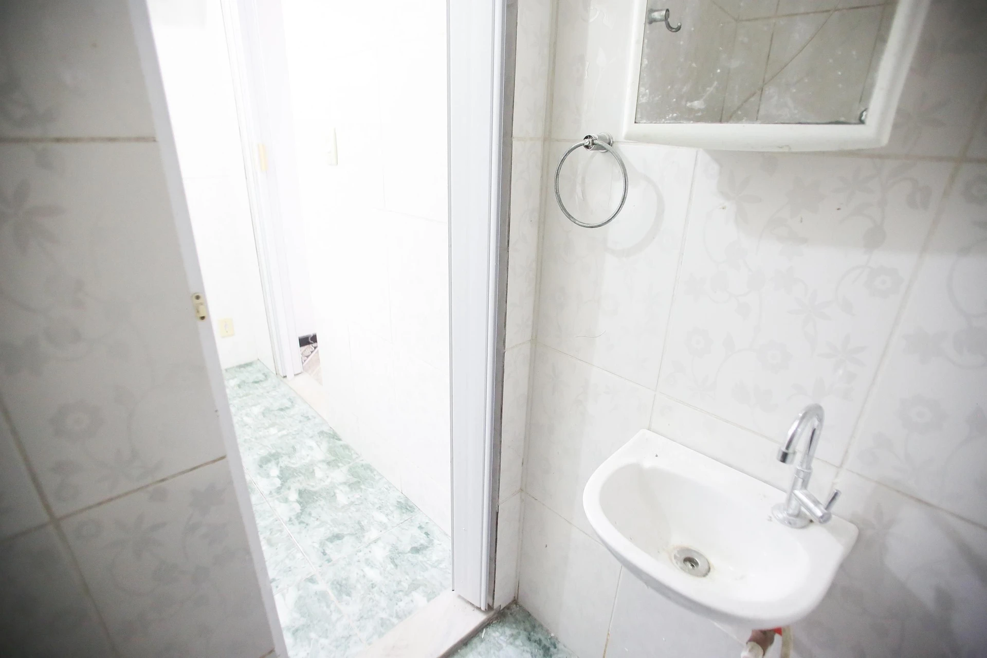Unfurnished studio with 1 bedroom and 1 bathroom — photo 8