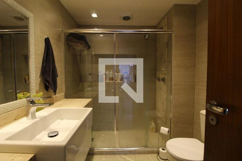 Furnished 4-bedroom apartment with 245 m² and glass balcony — photo 18