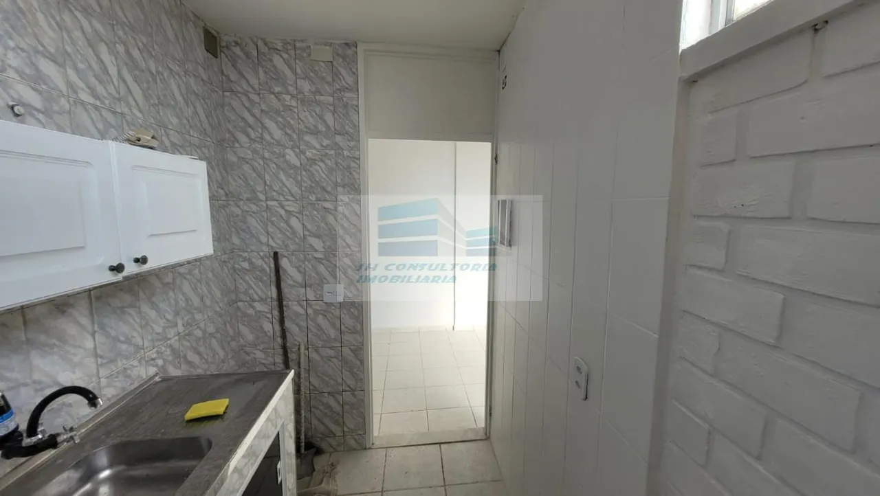 Empty apartment with 2 bedrooms and a gas stove — photo 2