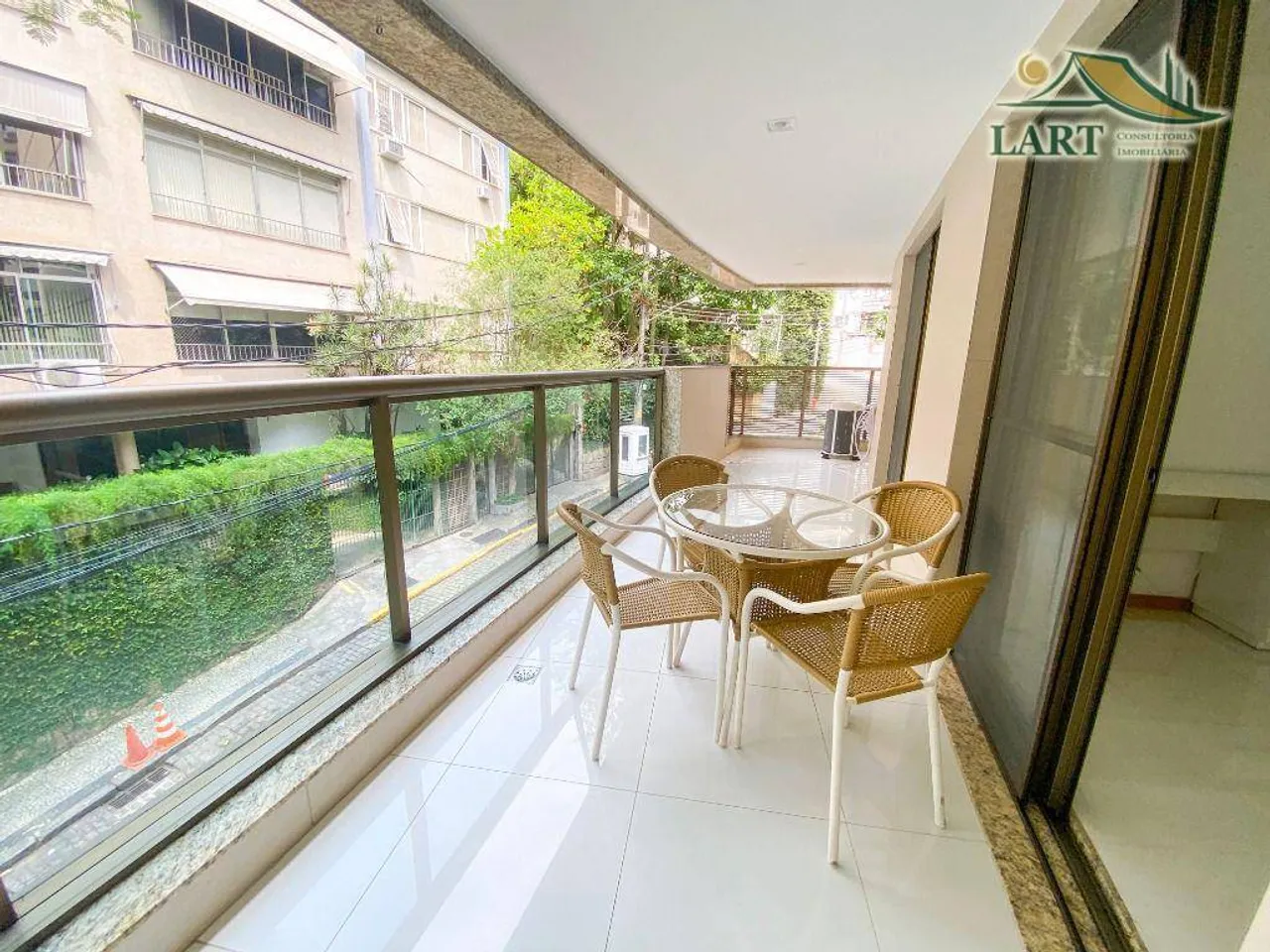 Apartamento sem mobília com 4 dormitórios e varanda — photo 11