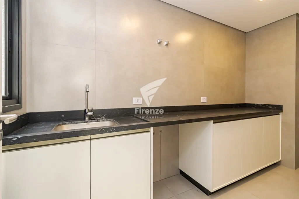 Furnished house with 4 bedrooms and 320 m² — photo 37