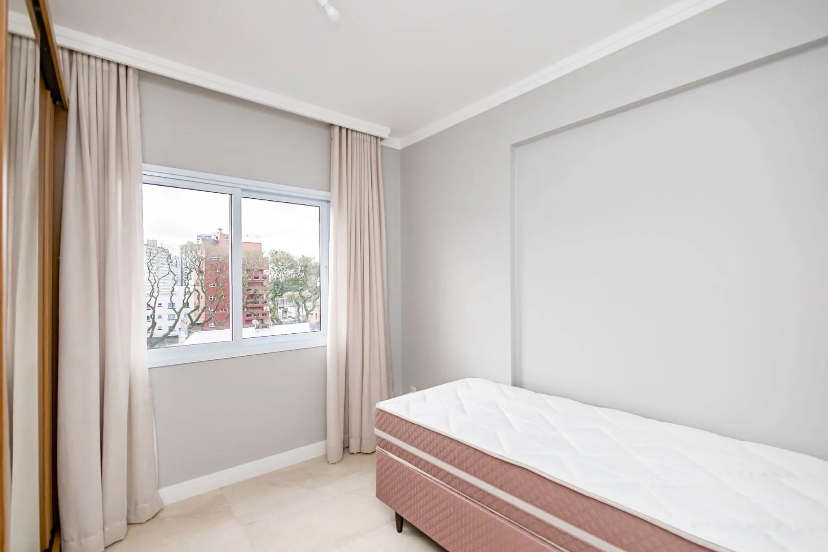 2-bedroom apartment with a washing machine in Curitiba — photo 20