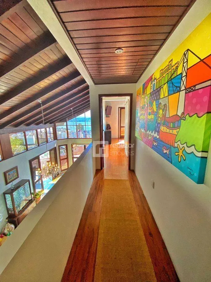 Casa con 4 dormitorios en suite y ventanales del suelo al techo — photo 21