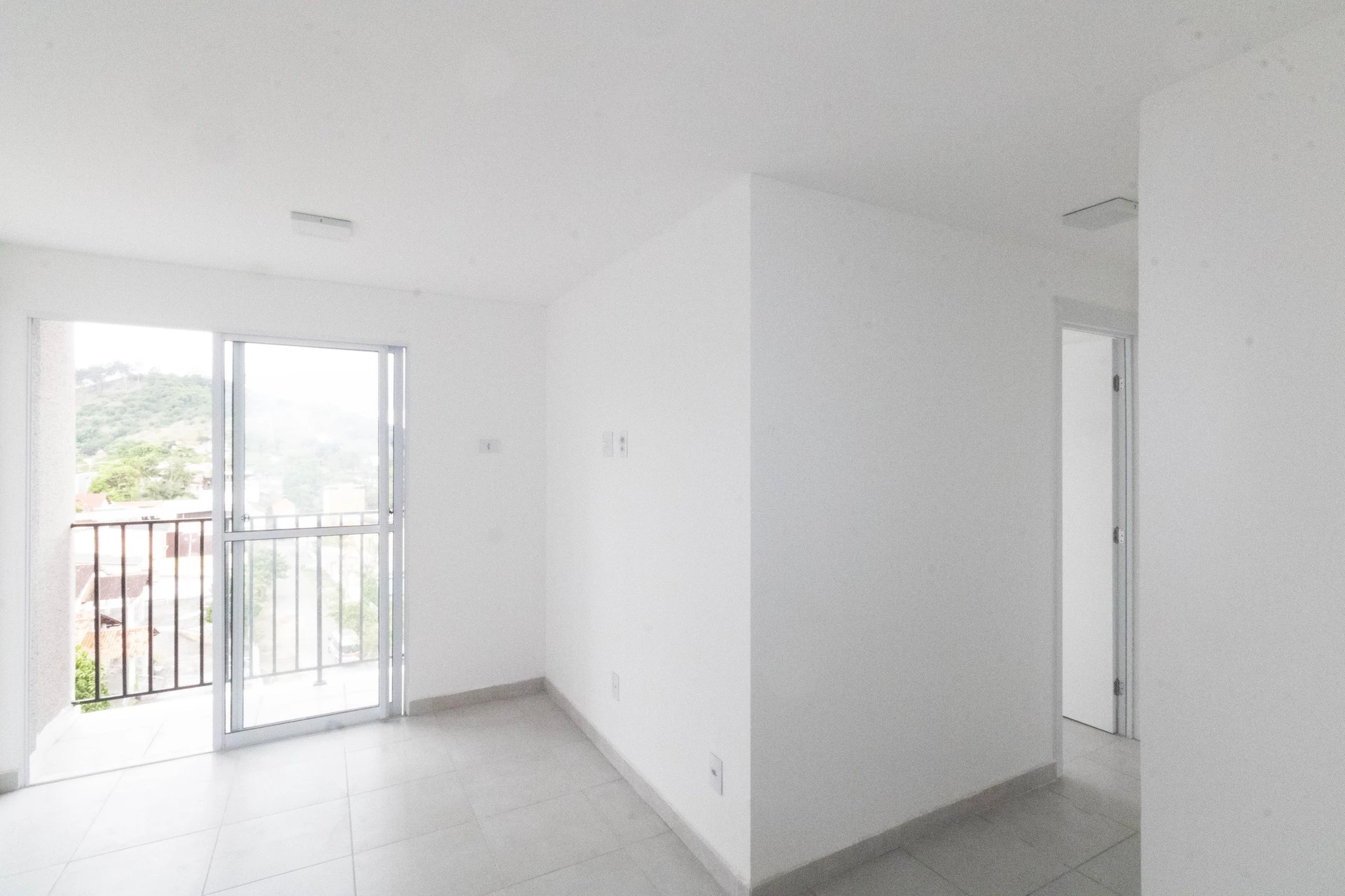 2-bedroom apartment in a building with a gym — photo 4