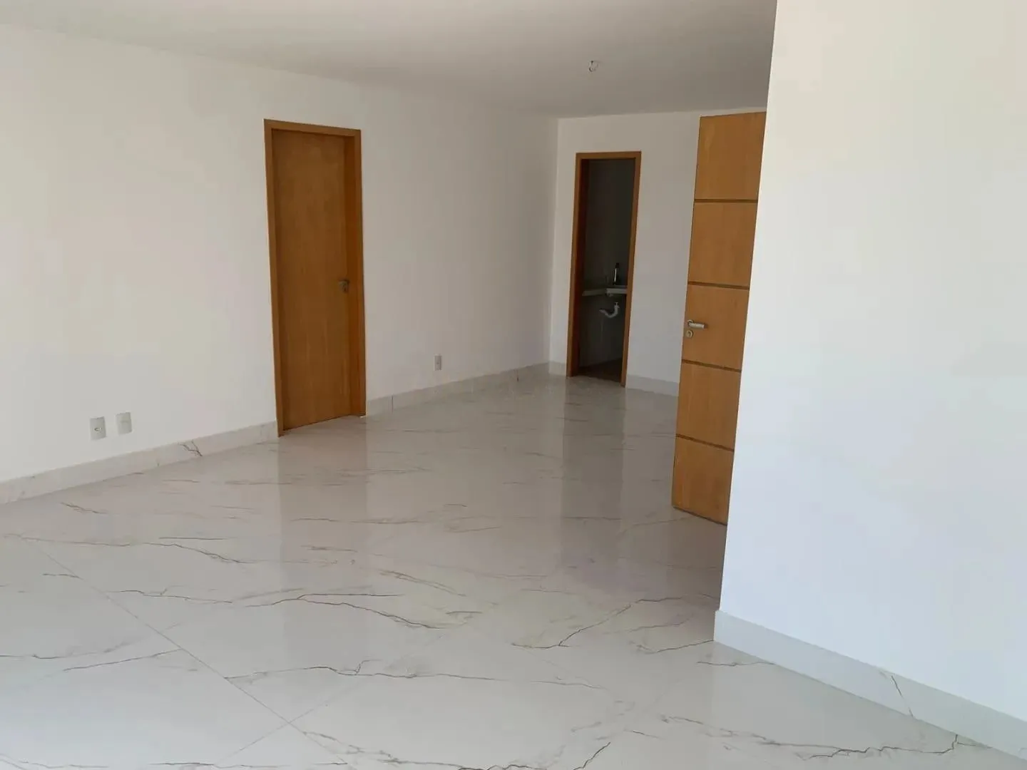 Glass-enclosed balcony in a 4-bedroom apartment, 240 m² — photo 5