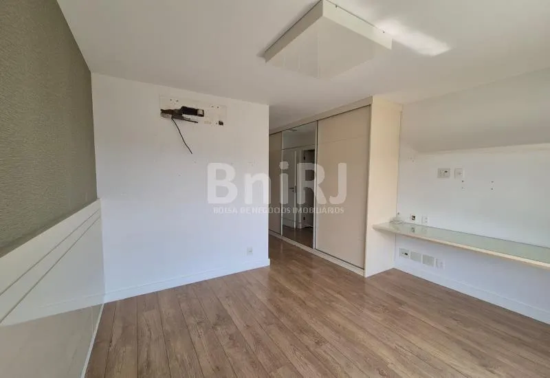 Apartment with 4 bedrooms and a glass balcony — photo 15