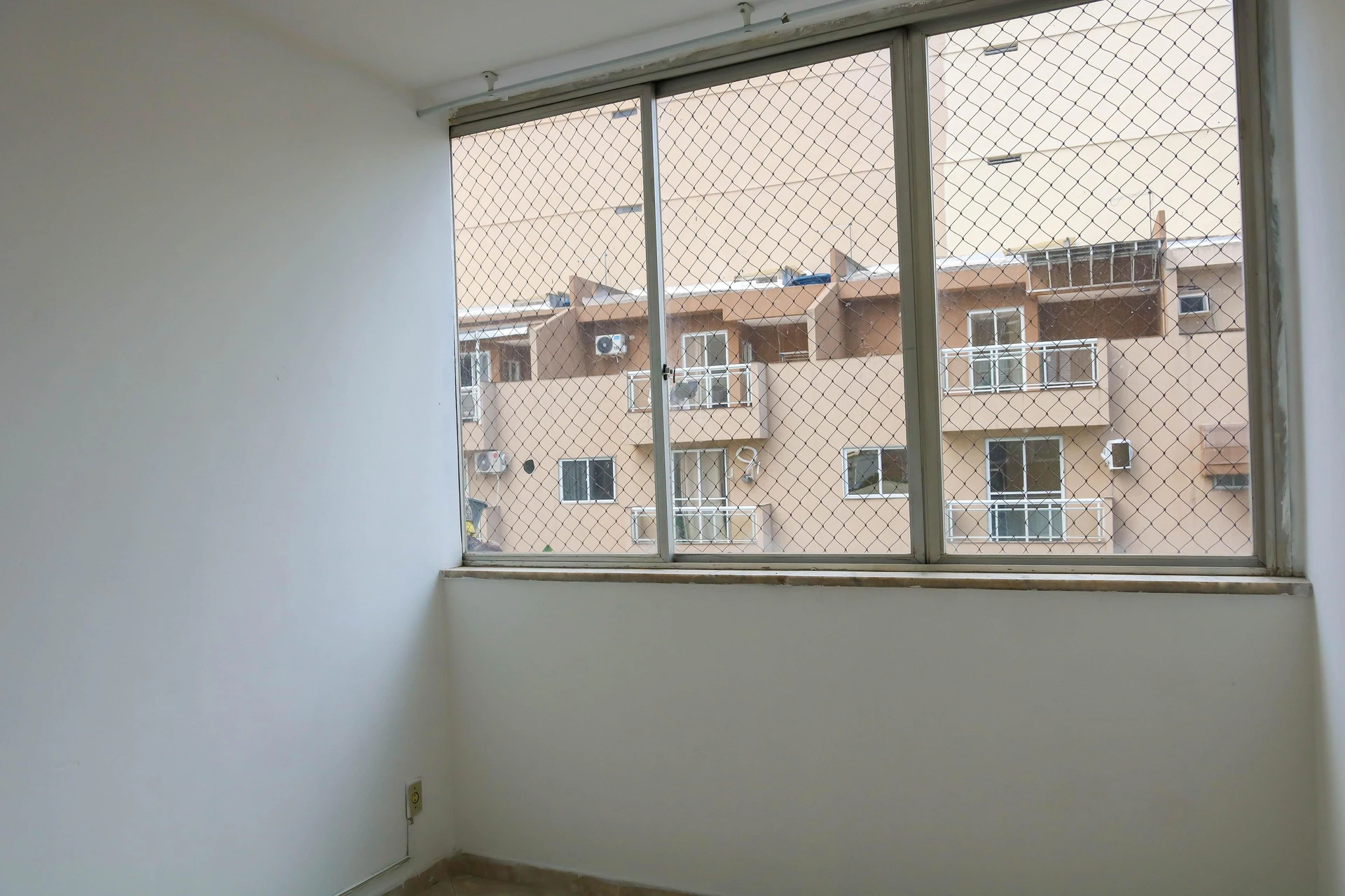 Apartment with 2 bedrooms and an enclosed glass balcony — photo 29