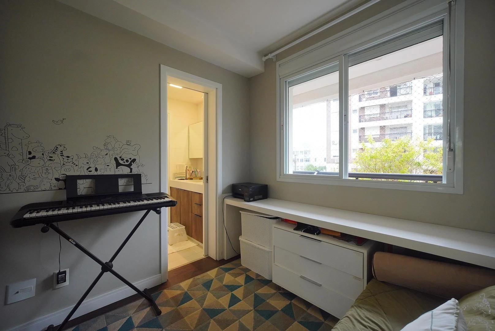 Furnished apartment, 100 m², with a grill on the balcony — photo 36