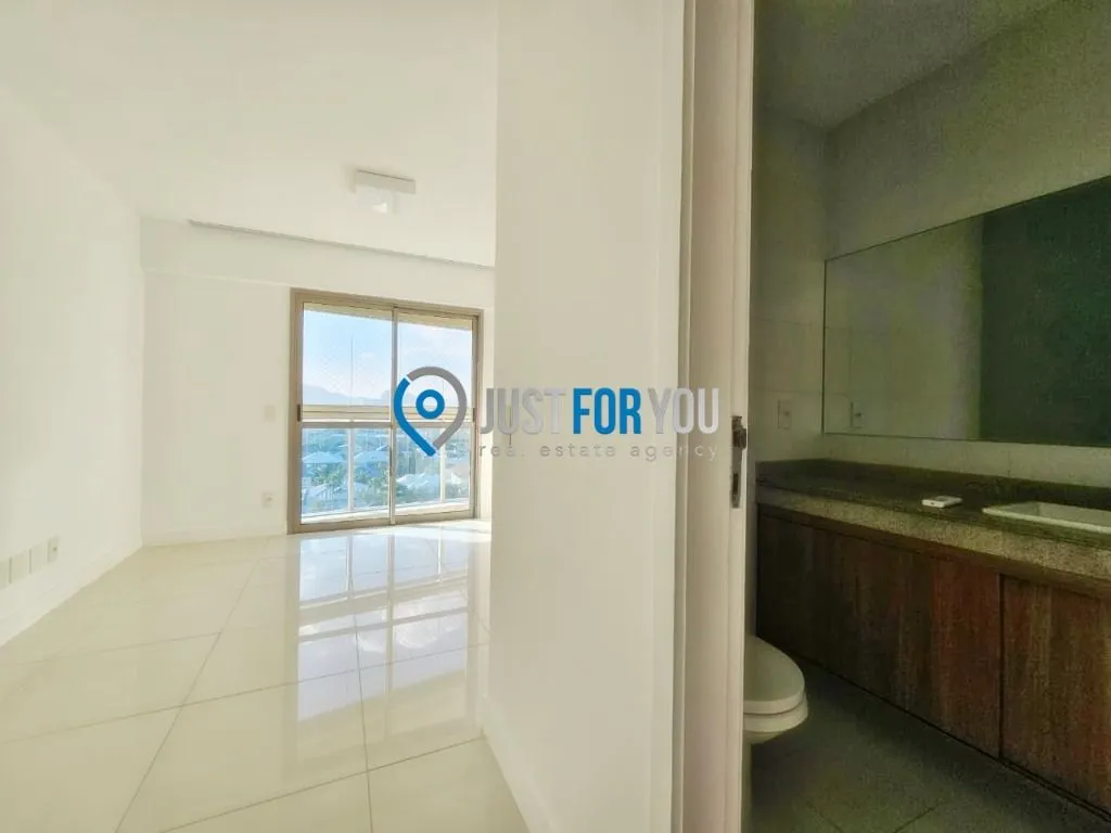 4-bedroom apartment with 233 m² and 5 bathrooms — photo 44