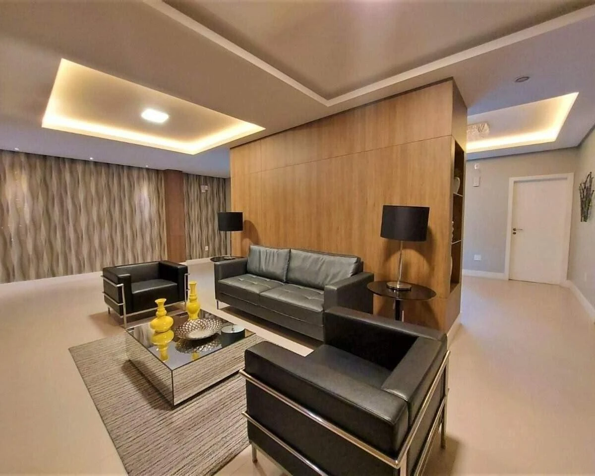 Glass-enclosed balcony in a 4-bedroom apartment, 127 m² — photo 31