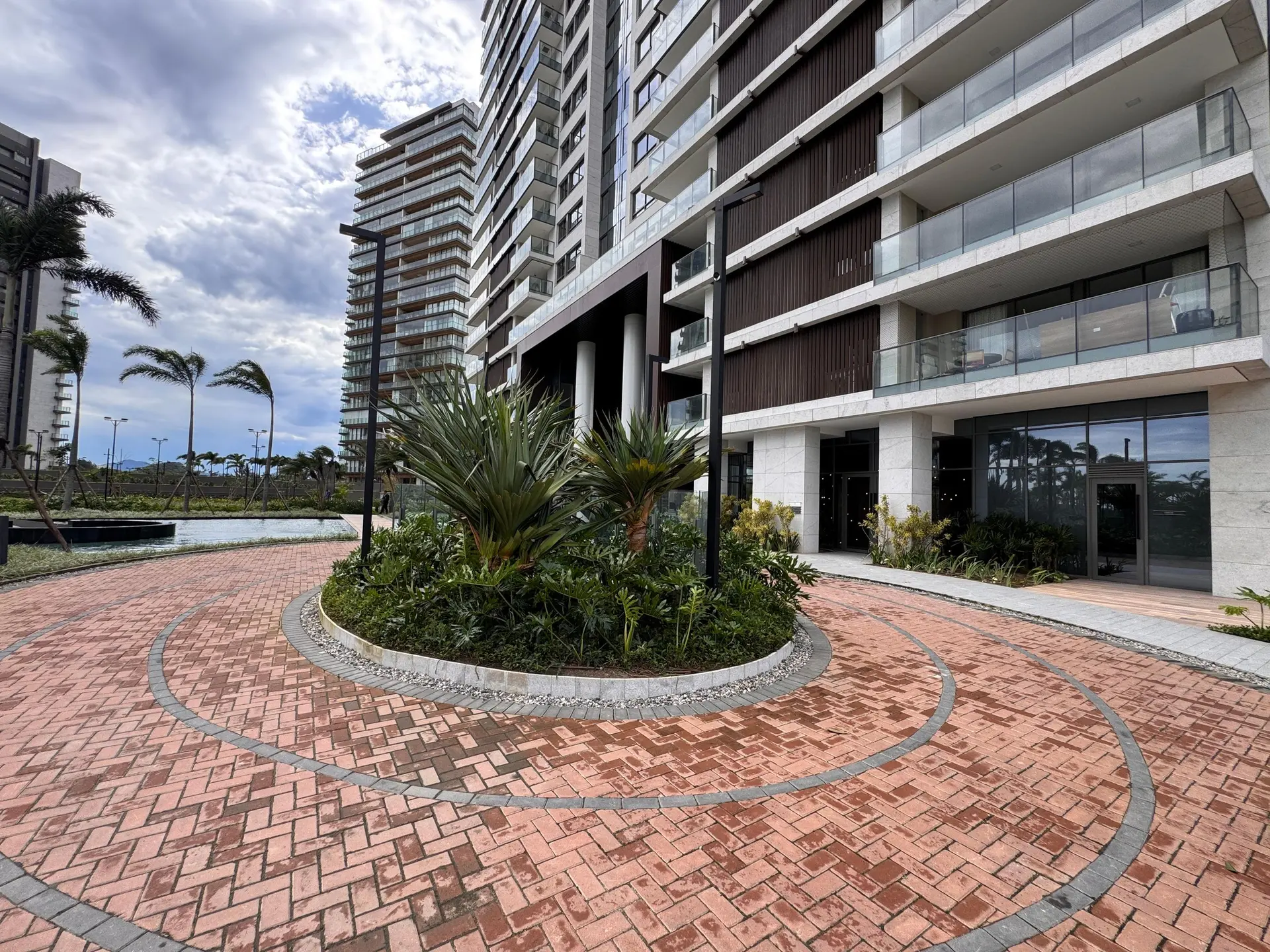 Furnished apartment with 3 en-suite bedrooms and balcony — photo 40