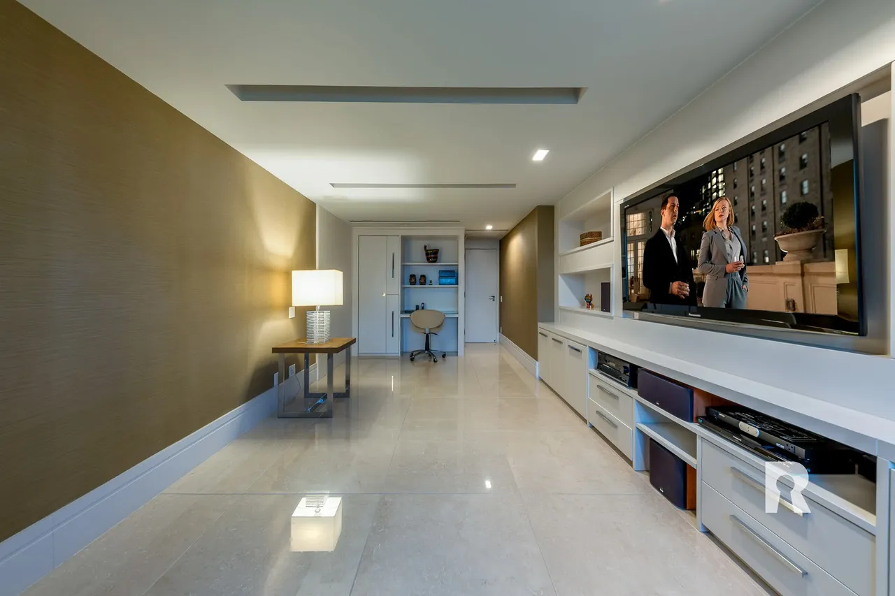 4-bedroom apartment with 5 bathrooms and enclosed balcony — photo 20