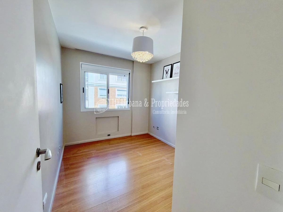 3-bedroom apartment in a building with a pool — photo 20
