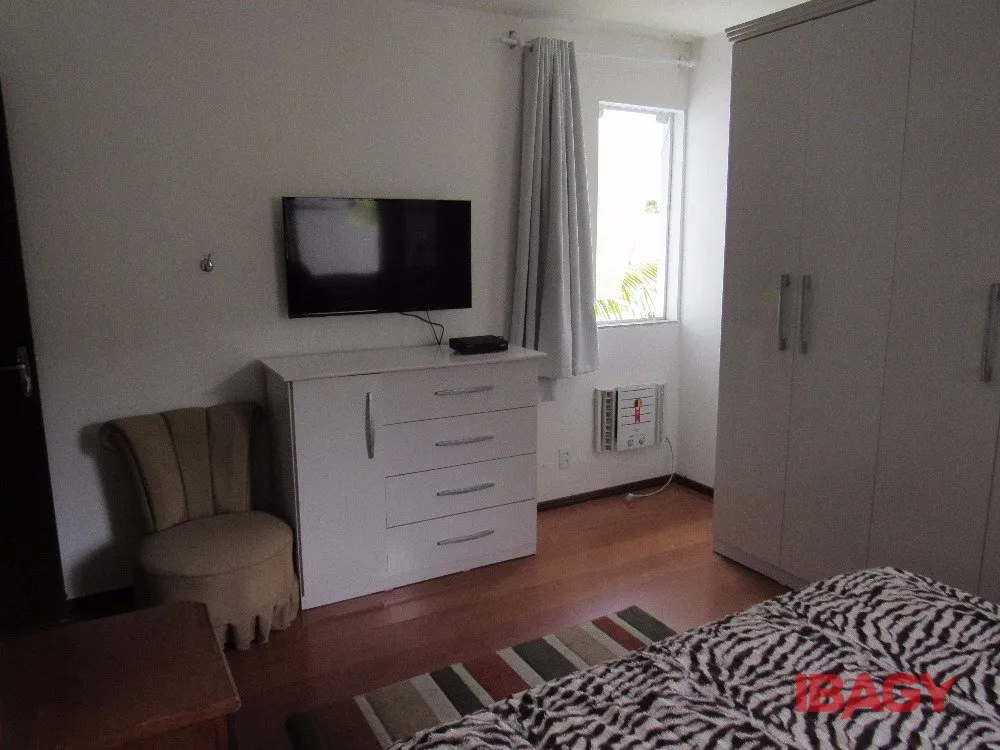 House with 4 bedrooms and 380 m², 2 parking spots — photo 29