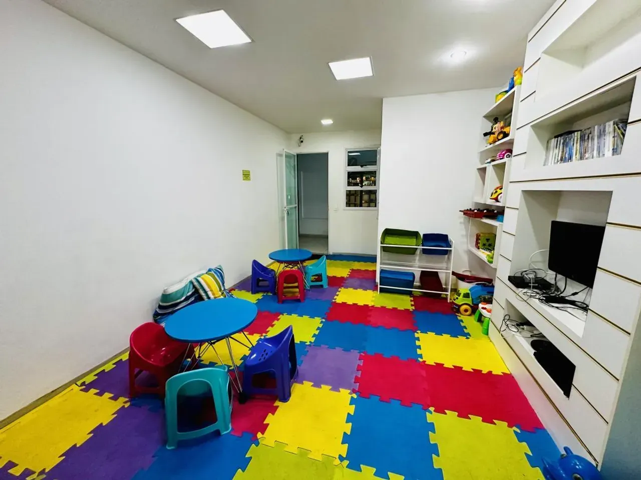 Furnished apartment, 198 m², with floor-to-ceiling windows — photo 48