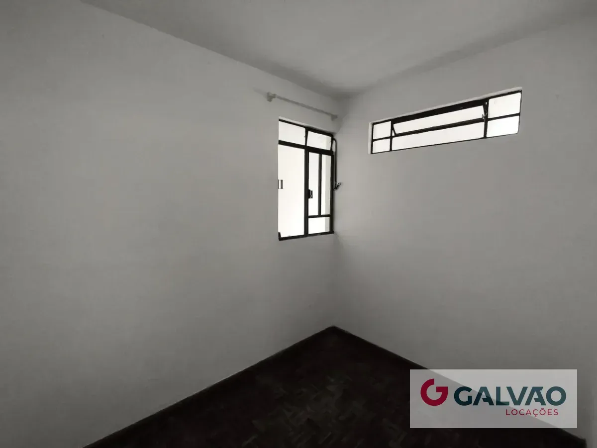 3-bedroom apartment with wood or laminate floors in Curitiba — photo 9