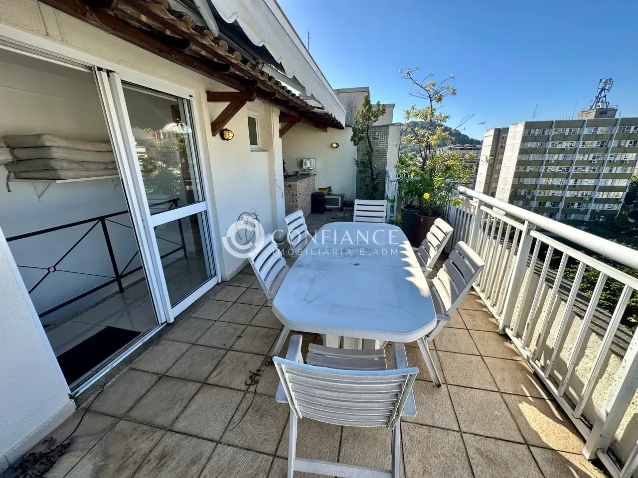Apartment with enclosed balcony and built-in grill — photo 9
