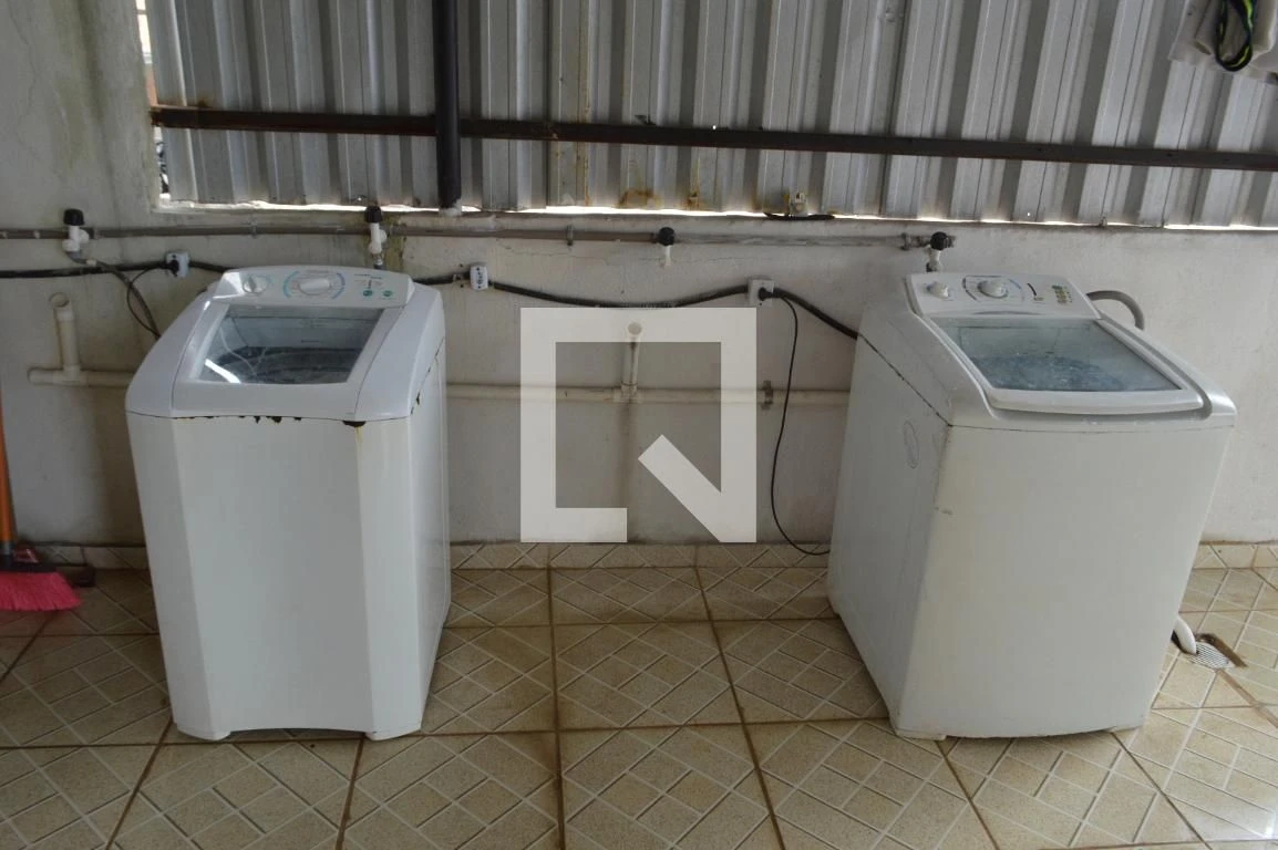 Estudio sin amueblar con lavadora y cocina pequeña