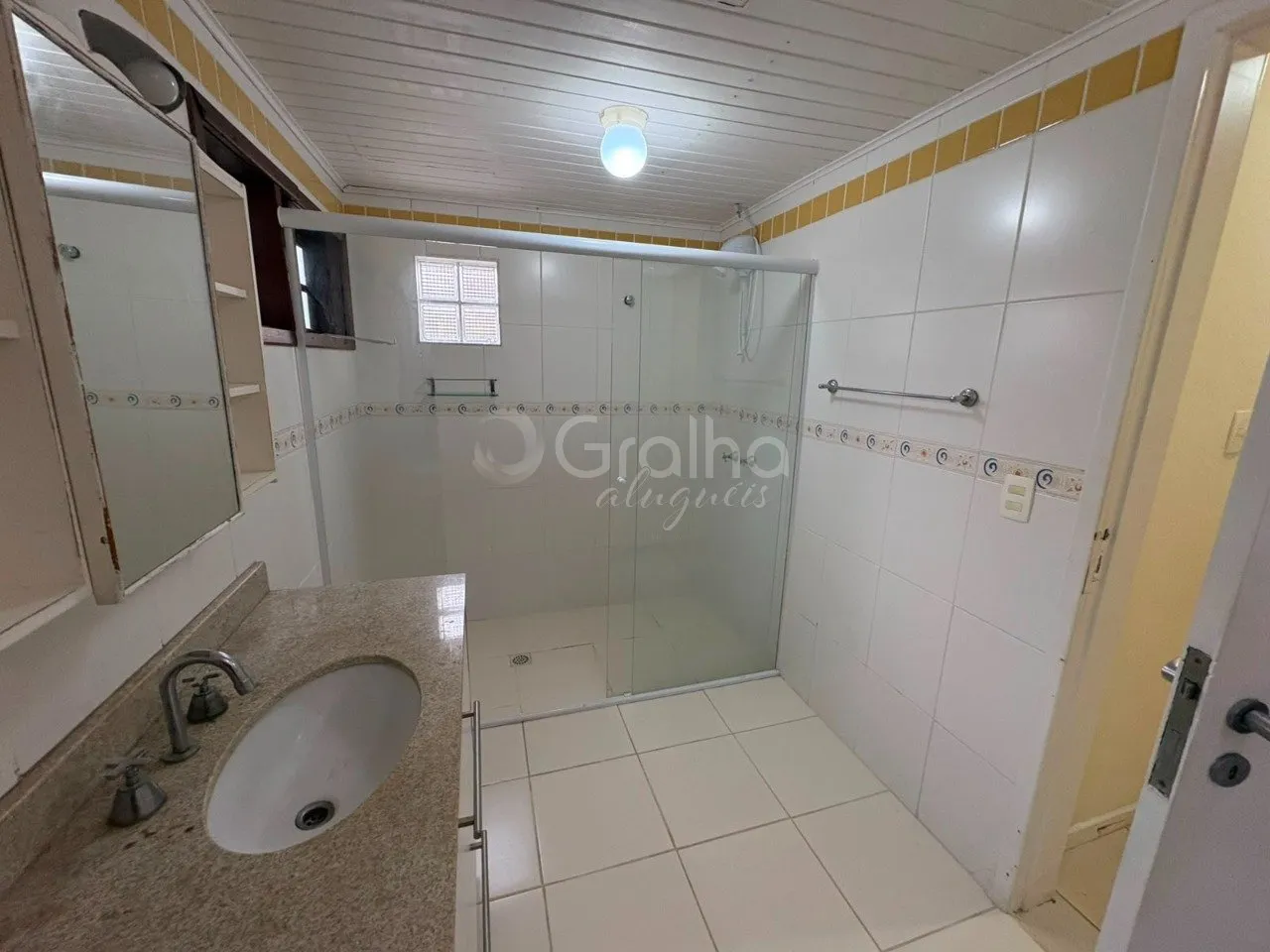 House with 3 en-suite bedrooms 435 m² and private garden — photo 17