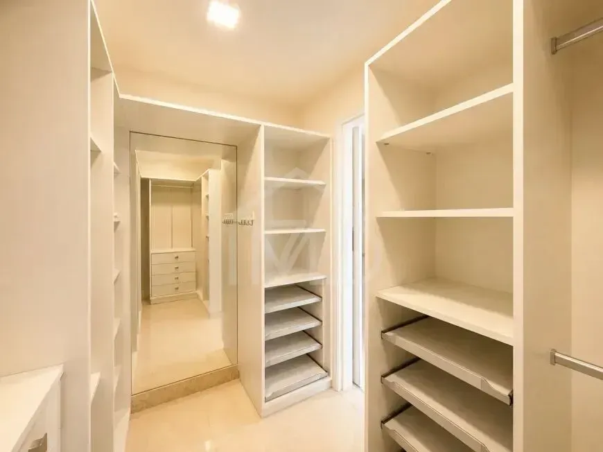 House with 4 bedrooms and 5 bathrooms, 360 m² — photo 13