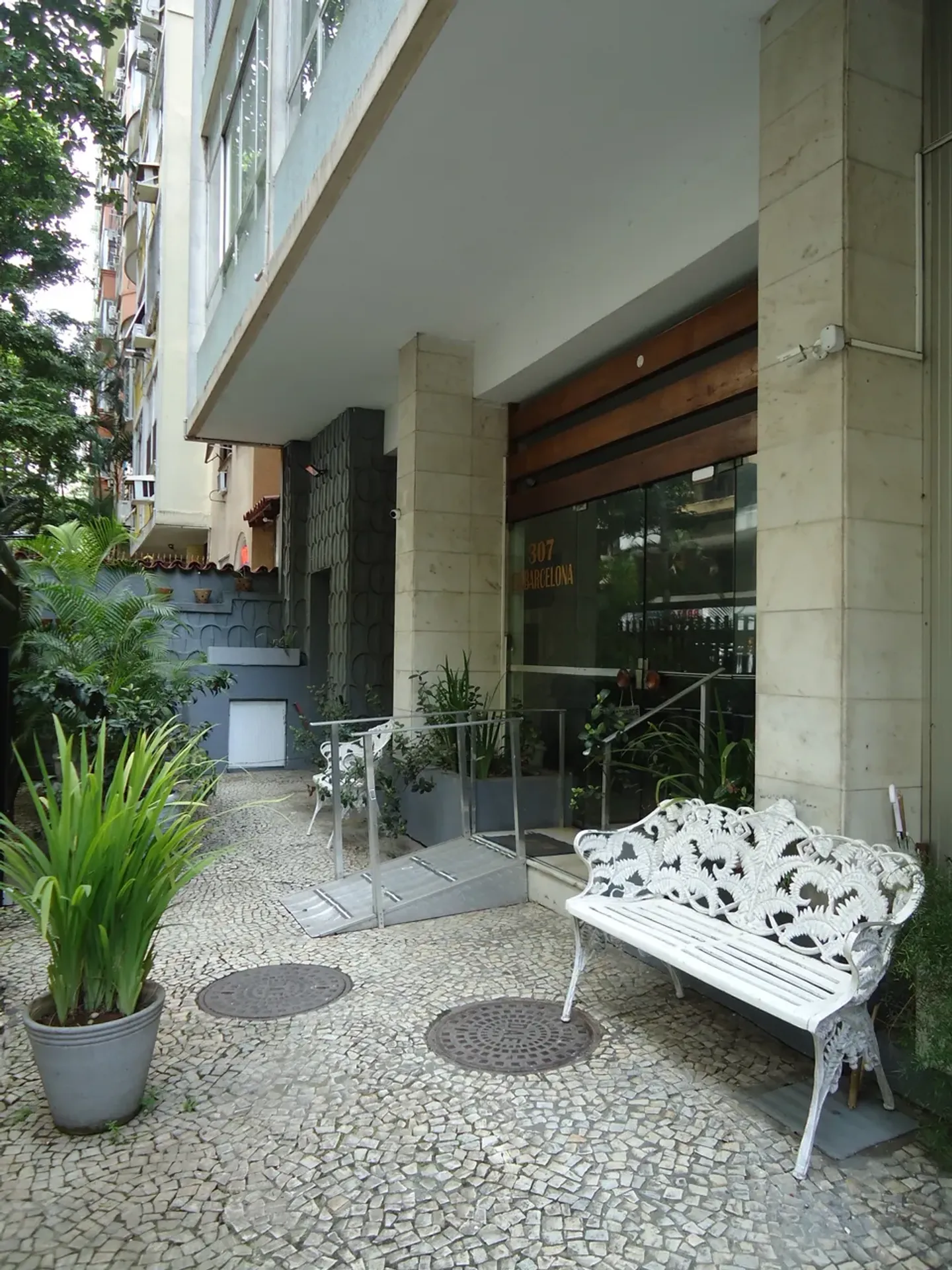 3-bedroom apartment with wood or laminate floors — photo 22