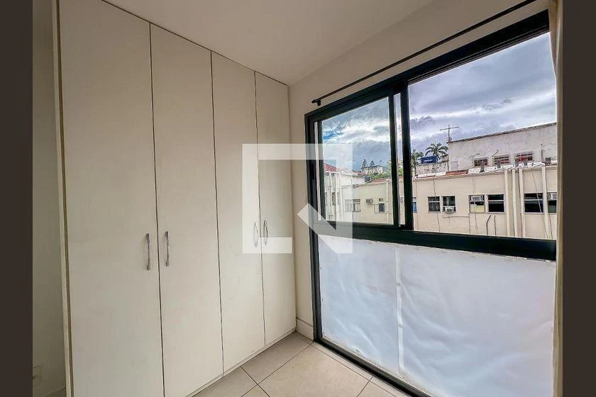 One-bedroom apartment in a building with a gym — photo 32