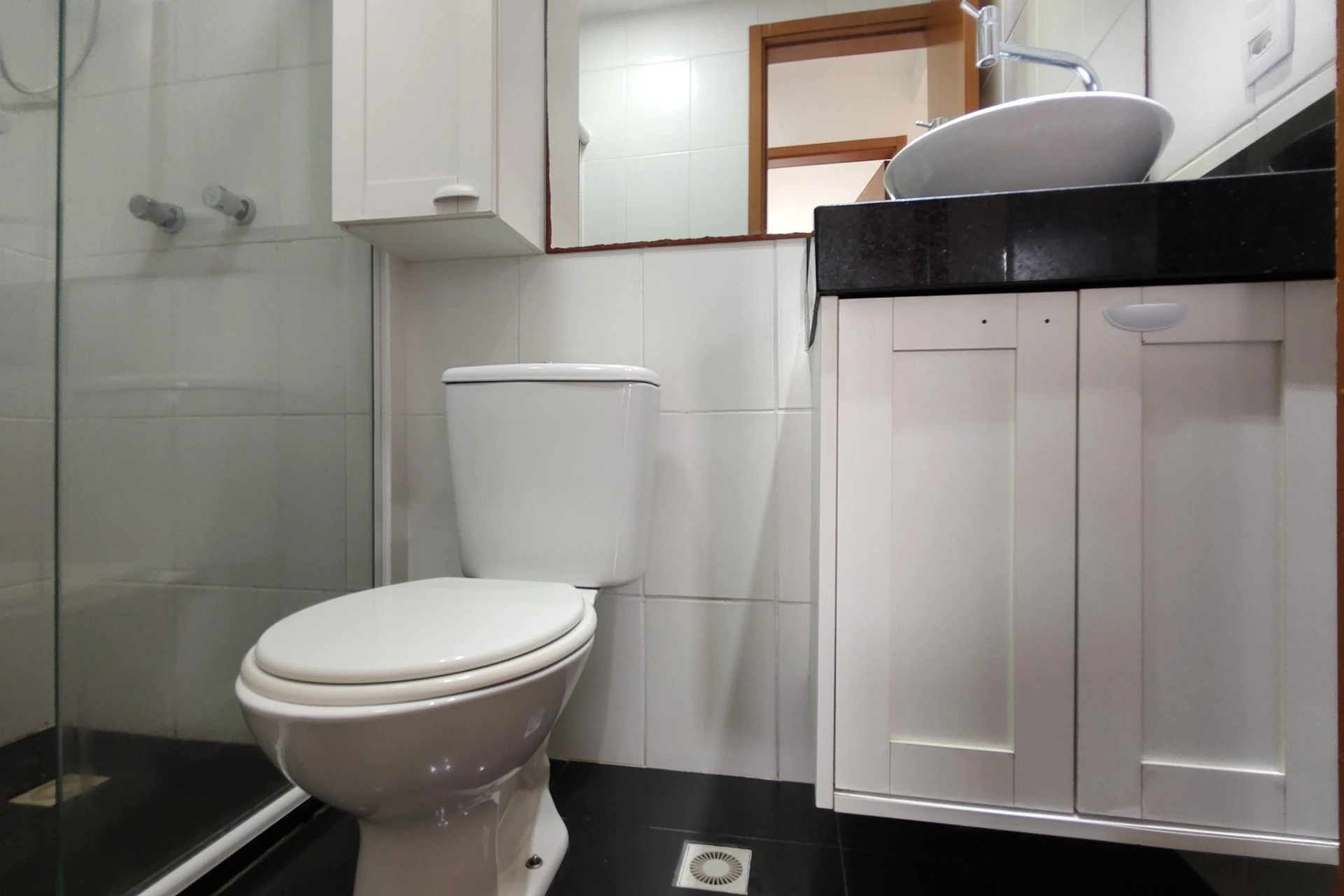 2-bedroom apartment in a building with a gym — photo 10