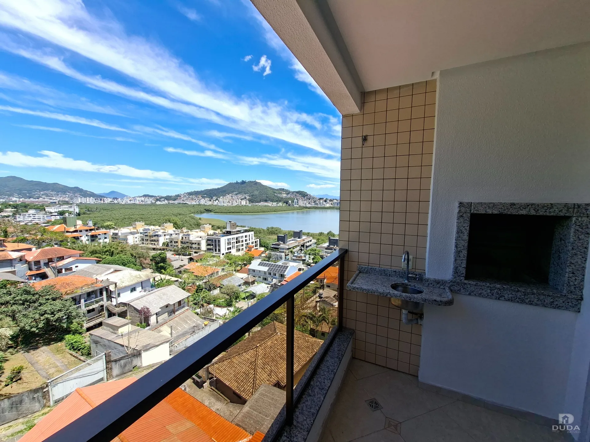Apartamento mobiliado de 2 quartos em condomínio com piscina