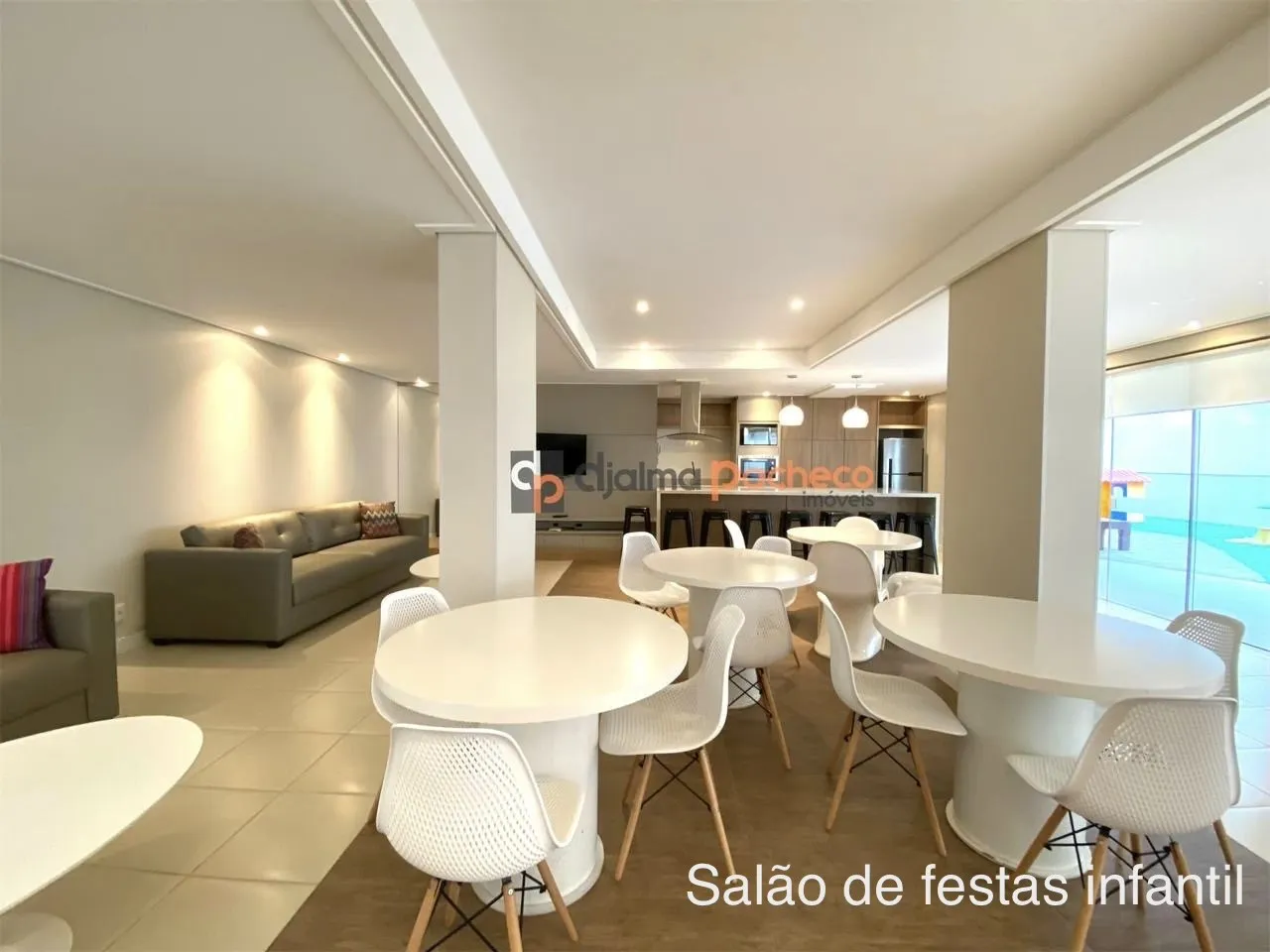 Balcony with a grill in a 2-bedroom apartment, 69 m² — photo 37