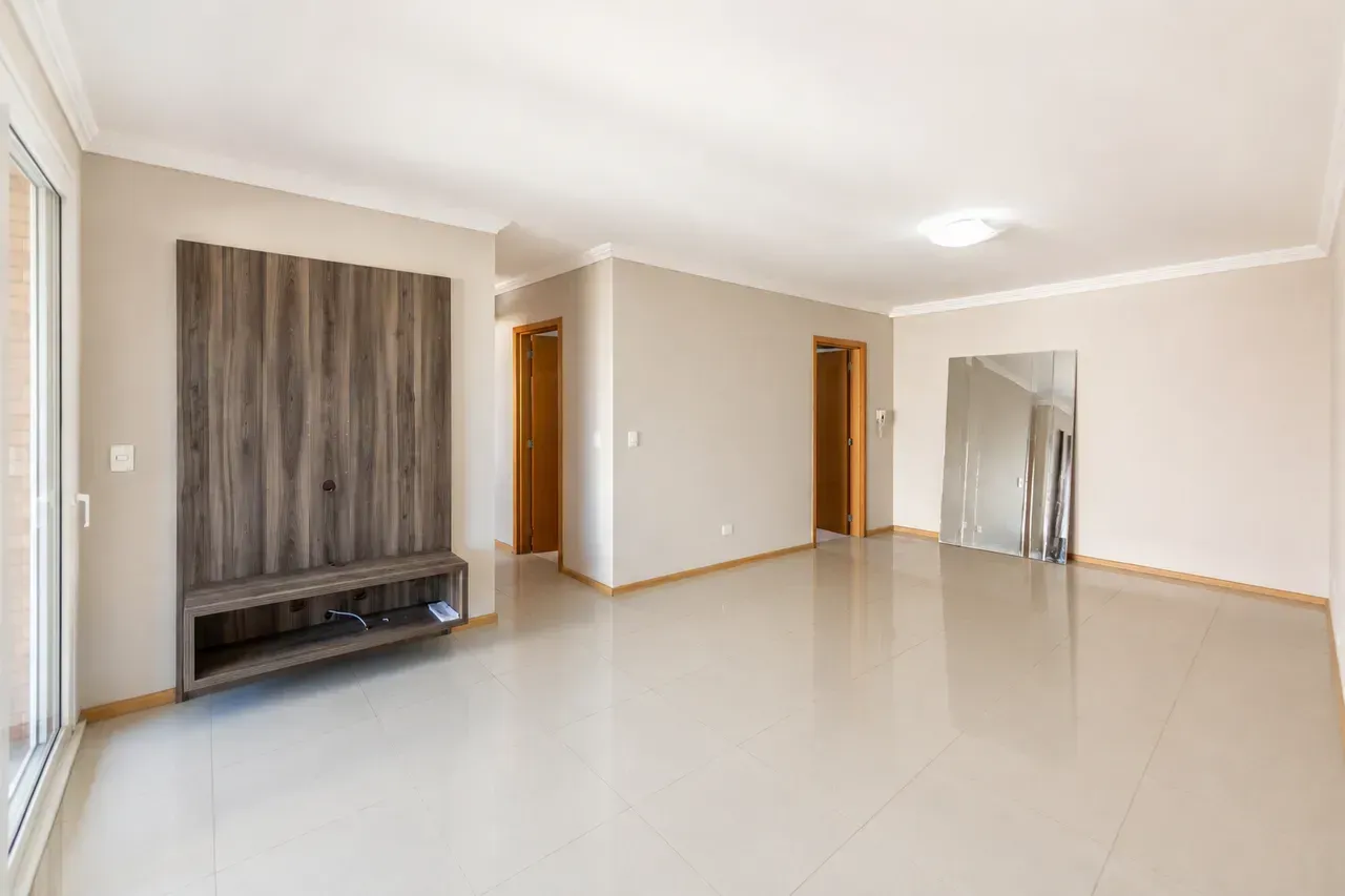 Unfurnished 3-bedroom apartment with 2 bathrooms — photo 3