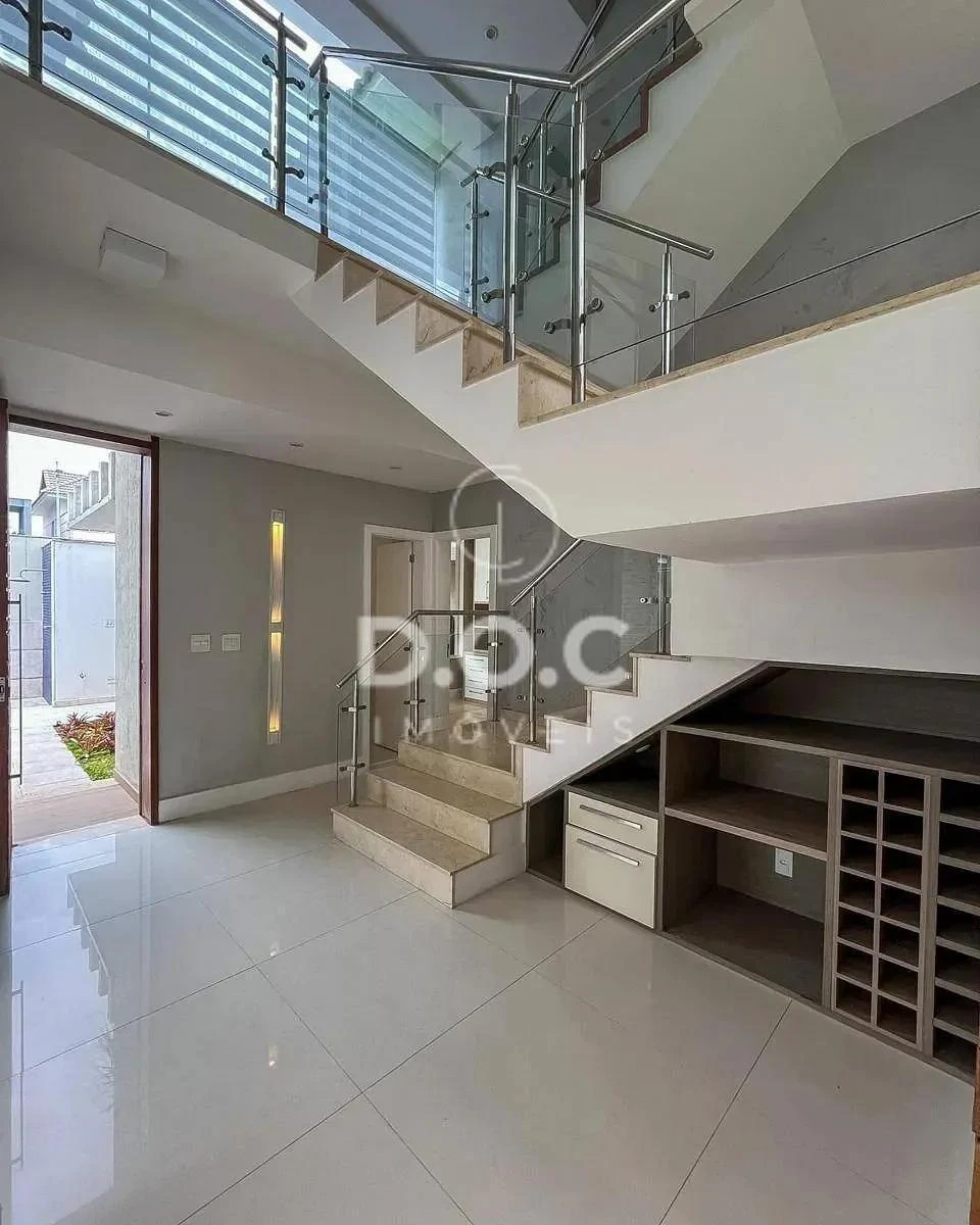 Floor-to-ceiling windows in a 5-bedroom house, 300 m² — photo 45