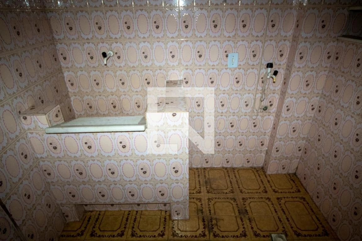 Unfurnished 2-bedroom apartment with a glass shower