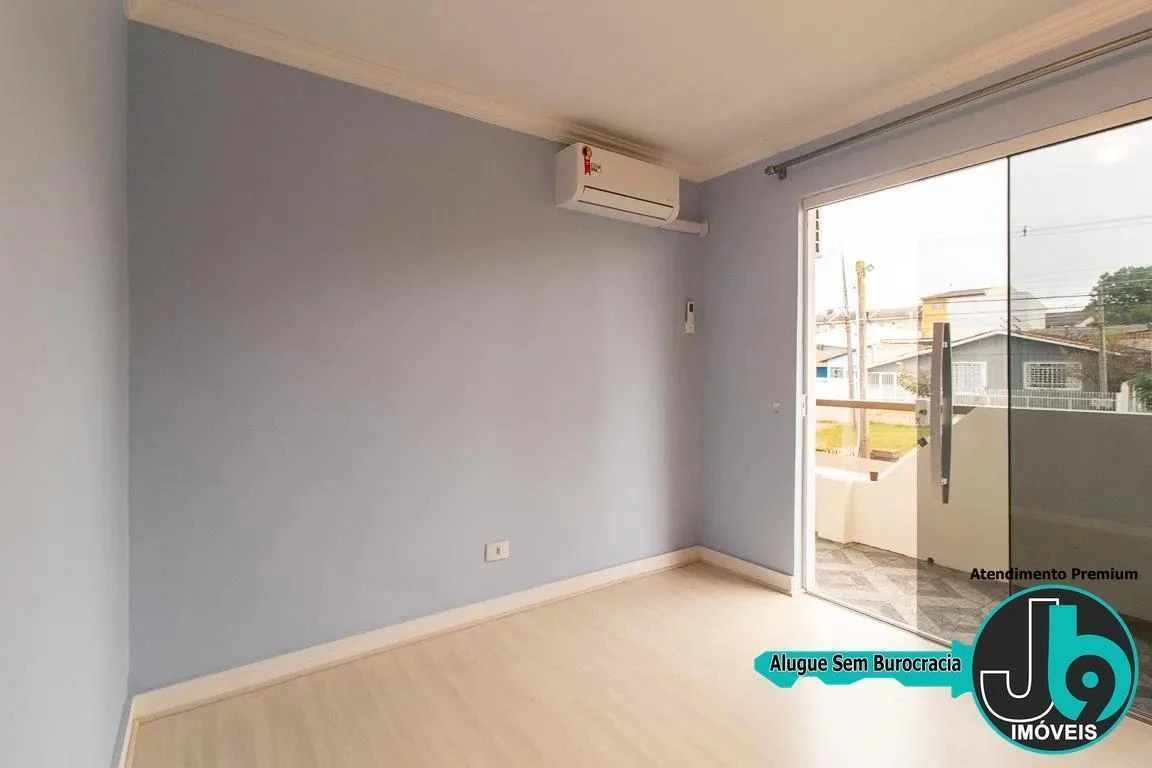 212 m² house with a home office and a glass-enclosed balcony — photo 13