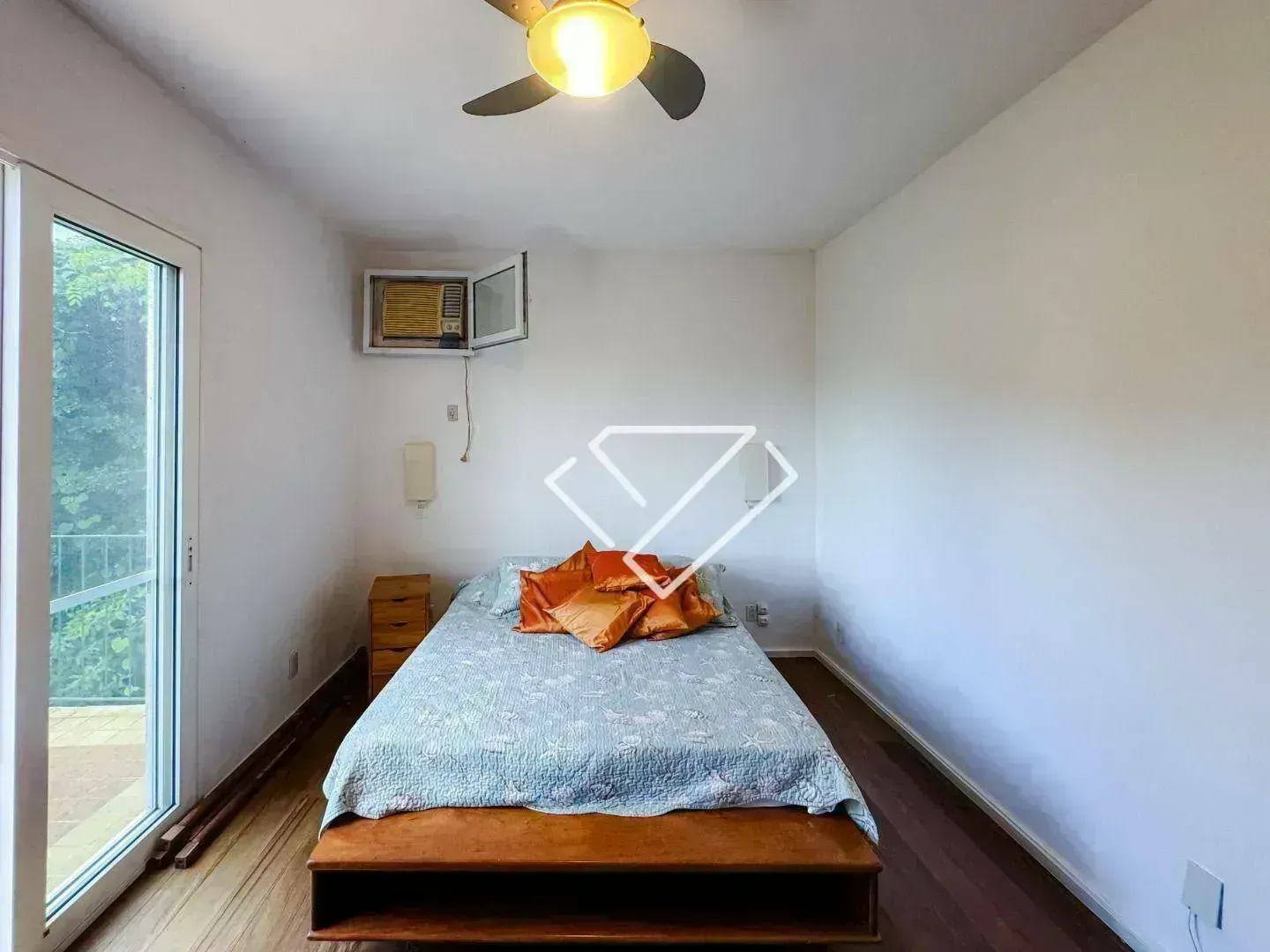 House with 3 bedrooms and 4 bathrooms on 600 m² — photo 26