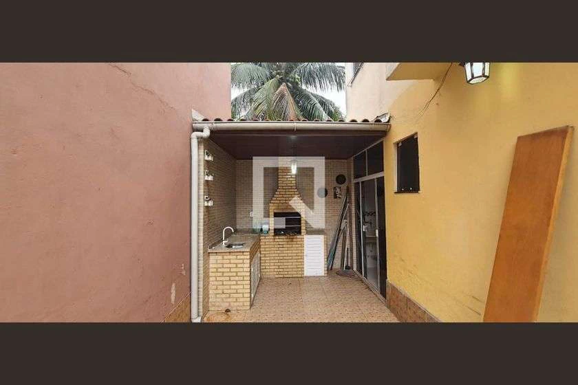 Condominium house with 3 bedrooms and a gas stove kitchen